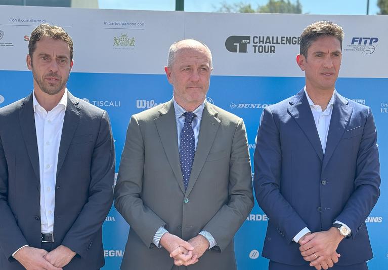 Conferenza stampa del Sardegna Open: da sinistra Paolo Lorenzi, direttore degli Internazionali BNL d'Italia; il presidente della Federazione Italiana Tennis e Padel, Angelo Binaghi; il direttore tecnico Martin Vassallo Arguello (Foto FITP)