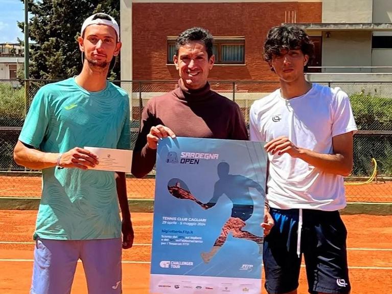 Federico Salomone (a sx) con Alberto Sanna (a dx), al centro Martin Vassallo Arguello con la locandina del Super Challenger Atp di Cagliari